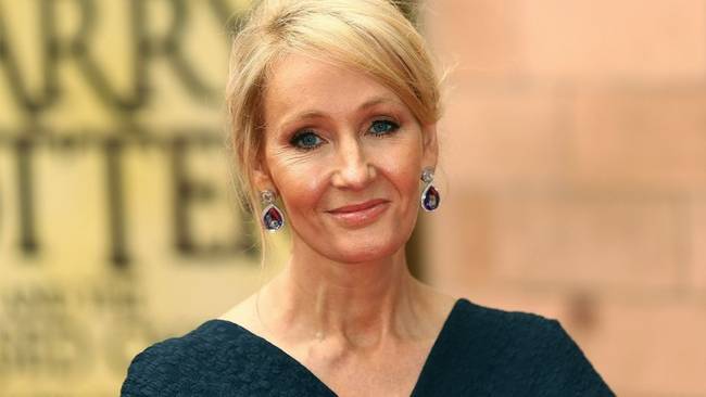 A Harry Potter könyvek írója, J.K. Rowling 2012-ben olyan sokat adományozott, hogy lekerült a Forbes milliárdosokat felsorakoztató listájáról. Az írónő becslések szerint mintegy 160 millió dollárt (43 milliárd forint) költött jótékony célokra.