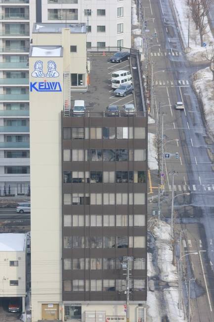 Mivel az utcák túlzsúfoltak, ezért nem ritka, hogy a lakóépületek parkolója a házak tetején helyezkedik el.
