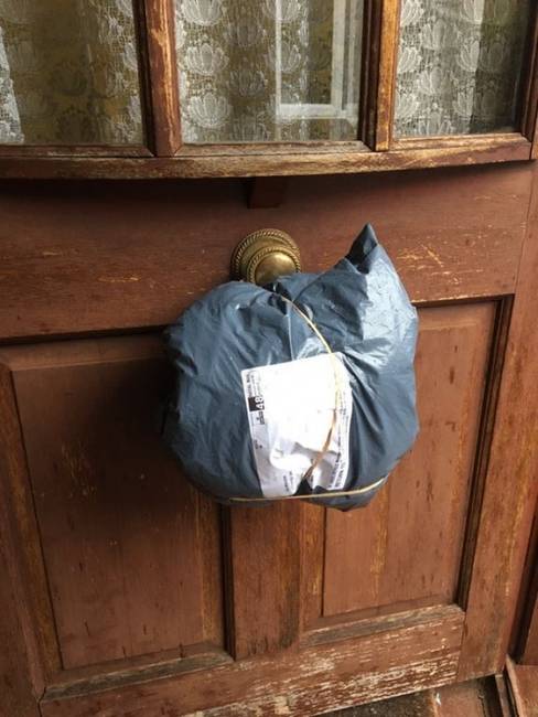 Amikor a postás nem találja a postaládát, de mivel esik az eső, mégsem akarja csak ott hagyni az ajtó előtt a csomagot.