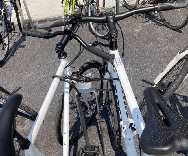„Valaki hozzáláncolta a biciklijét az enyémhez, ezért nem tudok elmenni.''