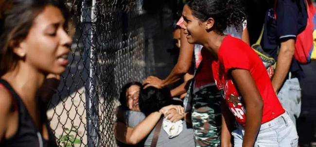 „Tíz férfi rohant rám egyszerre”: Miért tartanak együtt férfiakat és nőket a venezuelai börtönökben, és mit csinálnak ott a foglyok?