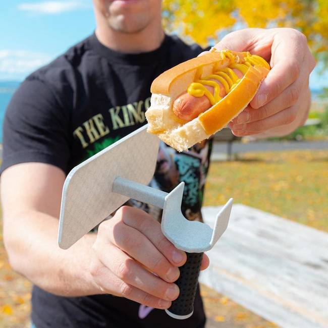 Most már egy férfi is magabiztosan eheti a hot-dogját egy nyilvános helyen.