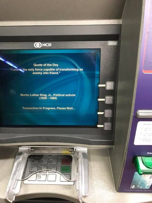 A bankautomaták betöltőképernyő helyett klasszikus idézetekkel szórakoztatják az embereket.