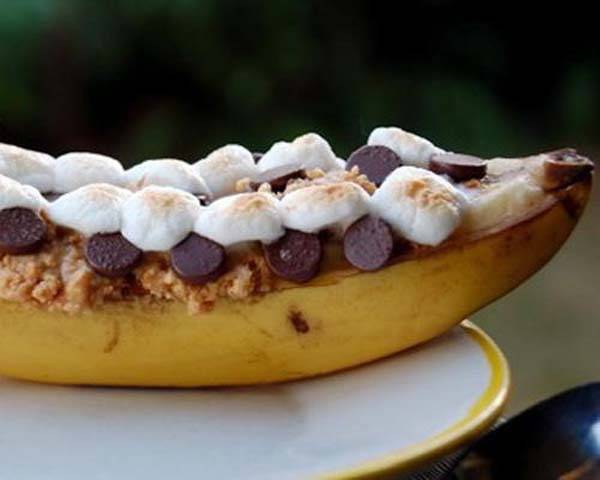 Banana split, csokidarabokkal és mályvacukorral megspékelve.