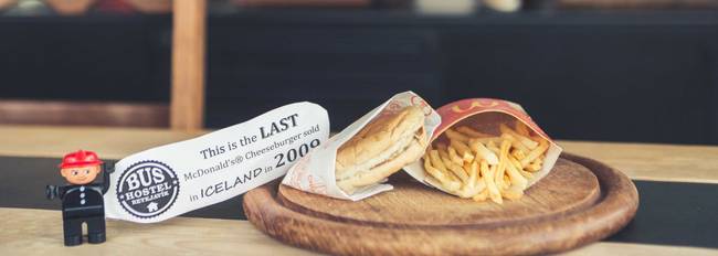 Ha pedig itt tartunk: Izlandon nincs egyetlen McDonald's sem, mivel a gyorsétteremlánc izlandi hálózata nem volt képes elviselni a 2008-as gazdasági világválságot, és 2009-ben az utolsó McDonald's étterem is bezárt Izlandon.