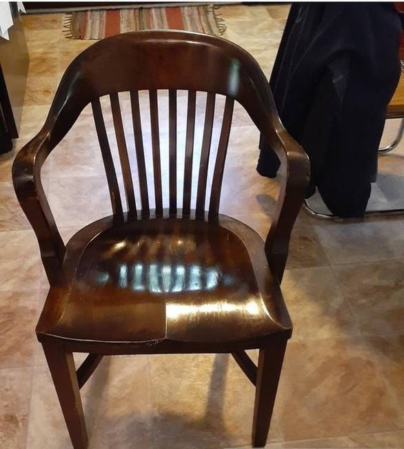 A régi székek egyik nagy előnye, hogy akkoriban még tényleg olyan székeket csináltak, amiken kényelmesen lehet ülni.