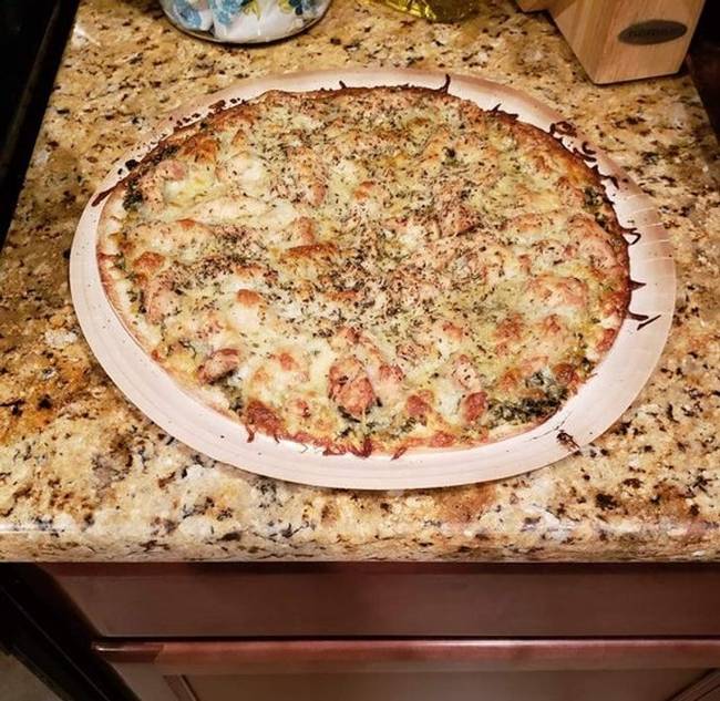 Egy pizza, ami tökéletesen beolvad a konyhapultba.