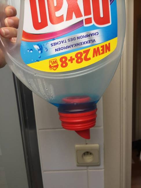 Egy műanyag flakon, amit "előrelátóan" úgy terveztek meg, hogy sose lehessen kiüríteni teljesen...😏