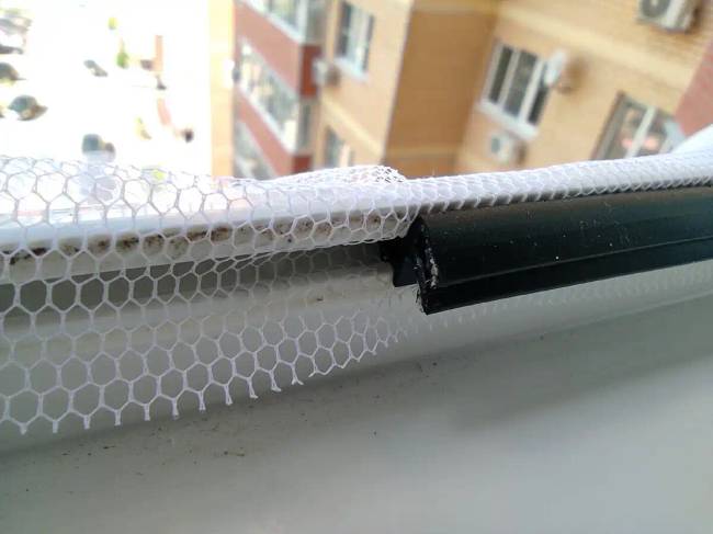 Megtanultam, hogyan kell a szúnyoghálót (keret nélkülit) bármilyen műanyag ablakra felfeszíteni. Csavarok és ragasztó nélkül.