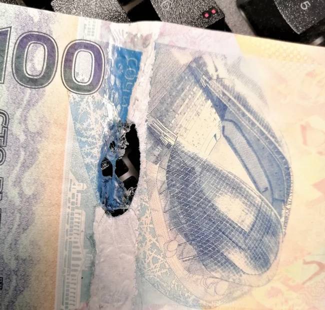 „Bankjegyeket gyűjtök. Szokás szerint leöblítettem víz alatt, majd átmentem rajta vasalóval. Azt azonban nem tudtam, hogy ezen a papírpénzen egy polietilén betét van."
