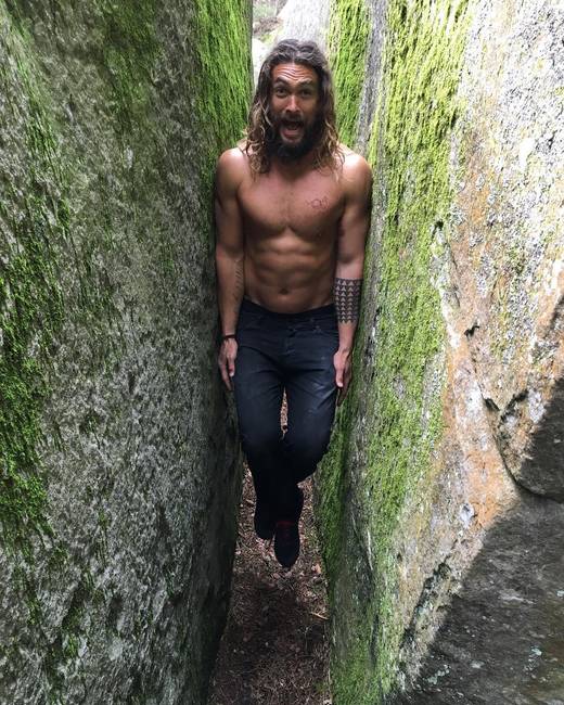 Jason Momoa olyan széles vállú, hogy beragad a sziklák közé.