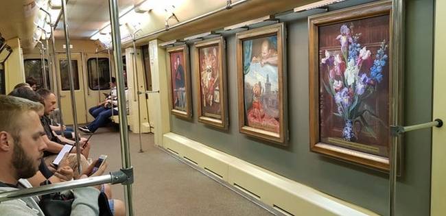 Mozgó művészeti galéria a moszkvai metrón.