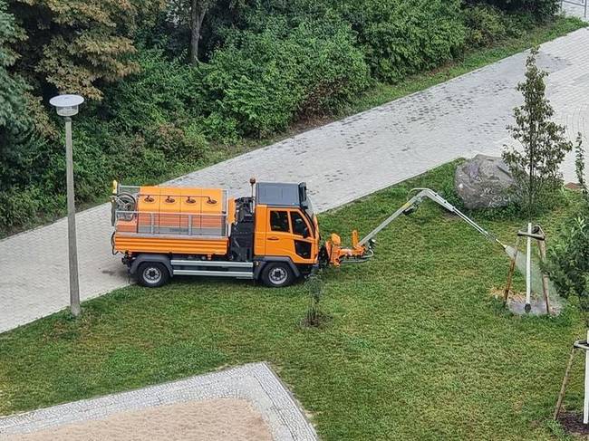 A 21. században a fákat és bokrokat sem kannával locsolják már a parkokban.