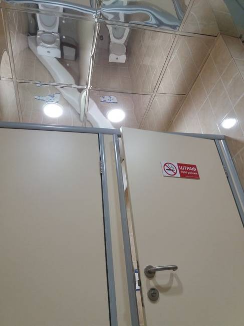 Bárki is gondolta, hogy a tükröződő álmennyezet a legjobb választás egy nyilvános WC-ben, jár neki a taps.