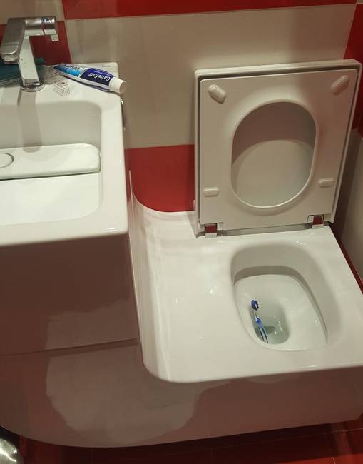 A mosdóval kombinált WC oldala egy tökéletes csúszdát képez. Ennek eredményeképpen: