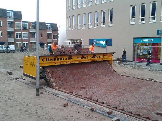 Térkövezéshez használt munkagép.