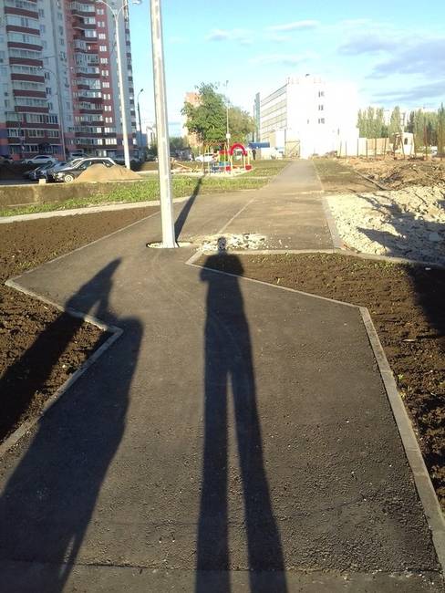 Lassító sikán, hogy nehogy balesetet okozzanak a túl gyorsan sétáló gyalogosok. Gondolom én.