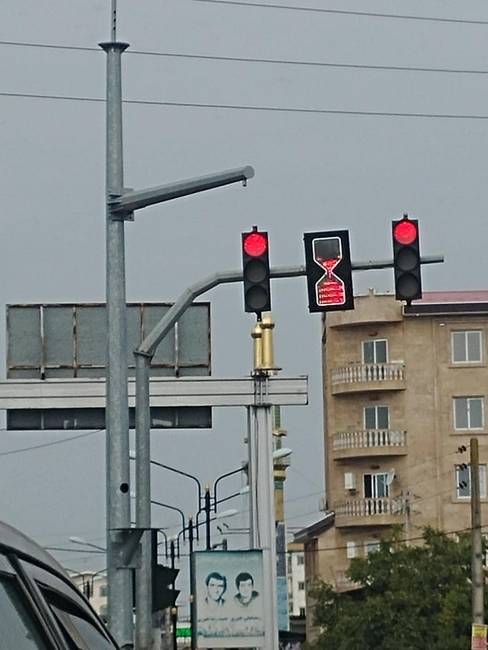 Ennél a közlekedési lámpánál egy homokóra jelzi, hogy mennyi idő van még hátra a zöldig.