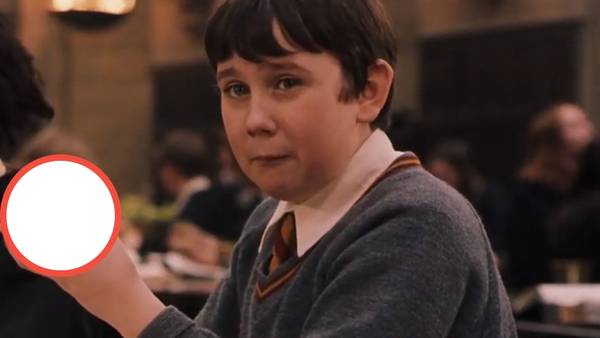 Mit tart Neville a kezében?
