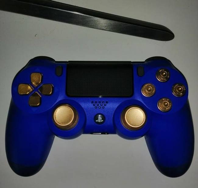 „A múlt hónapban a feleségem rálépett a joystickomra, és összetörte. Ma ezt kaptam tőle."