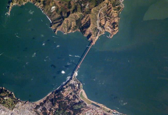 A San Francisco-i Golden Gate híd műholdfotója.