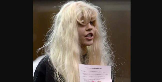 Amanda Bynes a bíróságon a bong-incidens után.