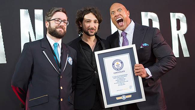 Dwayne Johnson a legtöbb rajongókkal készített szelfi okán került be a Guinness-rekordok könyvébe. A San Andreas film londoni premierjének idején 3 perc alatt 105 szelfit készített a rajongókkal.
