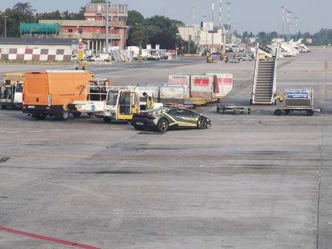 Csak egy munkaautóként használt céges Lamborghini a bolognai repülőtéren.