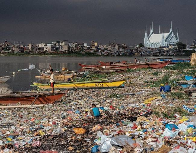 A fülöp-szigeteki Manila város kikötője mellett található strand.