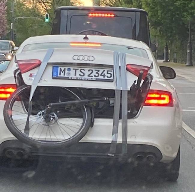 Egy újabb bizonyíték rá, hogy ragasztószalag segítségével minden probléma orvosolható.