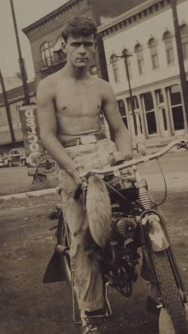 „A 14 éves nagyapám az új motorkerékpárján, 1949-ben, Ohióban."