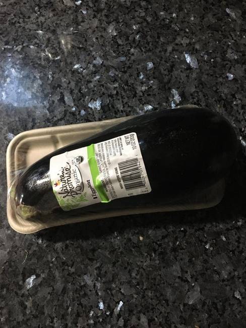 Mintha a természetes héja egyébként nem védené eléggé a padlizsánt.