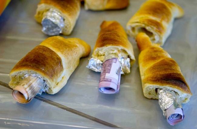 Péksüteménybe rejtett pénz.