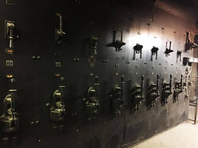„Ebben a panelházban még mindig az 1909-ben beszerelt elektromos kapcsolók vannak a pincében."