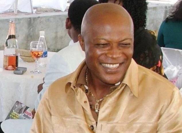 1998-ban a nigériai csaló, Emmanuel Nwude 242 millió dollárért adott el egy repülőteret egy brazil banknak. Csak később derült ki, hogy a repülőtér nem is létezik.