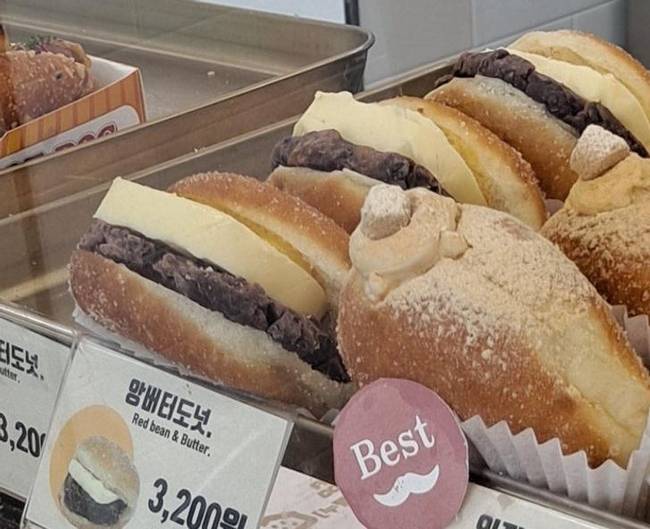 „Régebben azt hittem, hogy ez sajt vagy ilyesmi. Nemrég elolvastam a címkét, és rájöttem, hogy ez vörös babos vaj. Őszintén szólva a gondolattól is rosszul vagyok, hogy ennyi vajba süllyesszem bele a fogam."