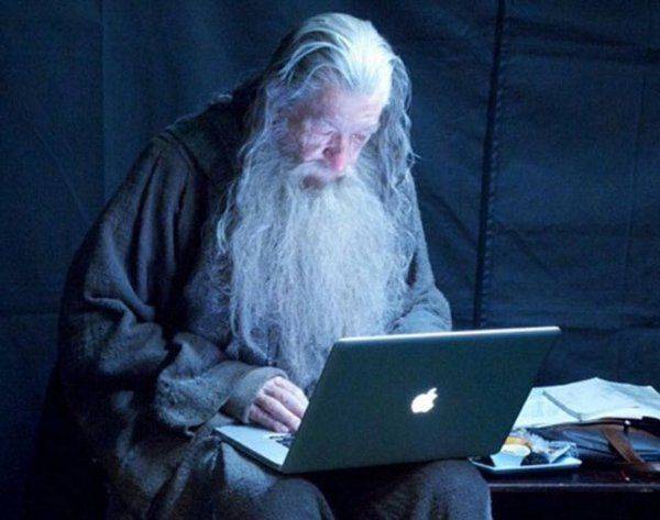 Gandalf rajongói e-maileket olvas a Hobbit című film forgatásának szünetében.