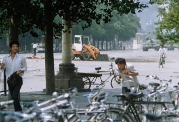 A híres Tienanmen téri pillanat, egy másik szemszögből. (a fiú a bal felső sarokban áll)