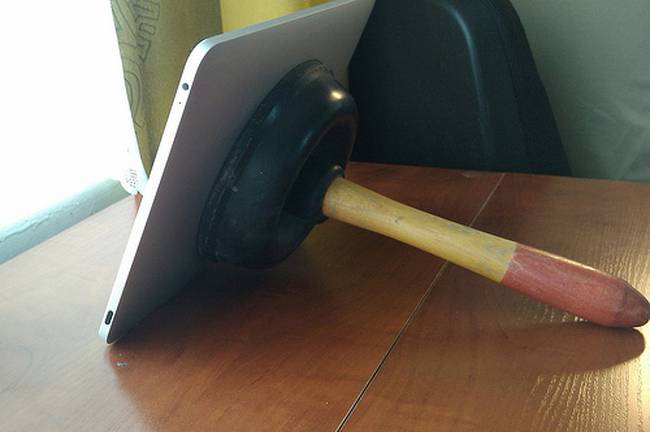Ez pedig egy nagyapa szintén null forintos költségvetéssel készült tablet-tartója.