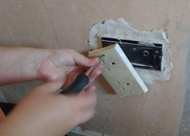 A régi konnektorok cseréje közben egy titkos széfet találtak a falban.