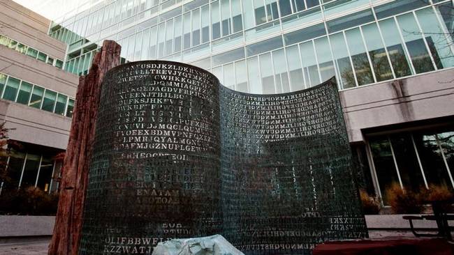 Van egy titkosított művészeti szobor a CIA főhadiszállásán, mely a KRYPTOS néven ismert. A szobor teljes üzenetét több mint 30 éve senki sem tudta megfejteni.