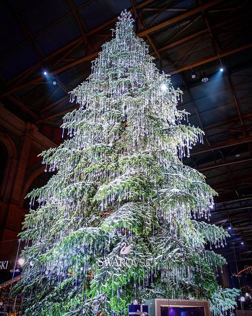 Zürich pályaudvarán minden évben Swarovski kristályokkal díszített karácsonyfát állítanak. A 6 ezer kristállyal díszített fa összértéke ~500 ezer euró.