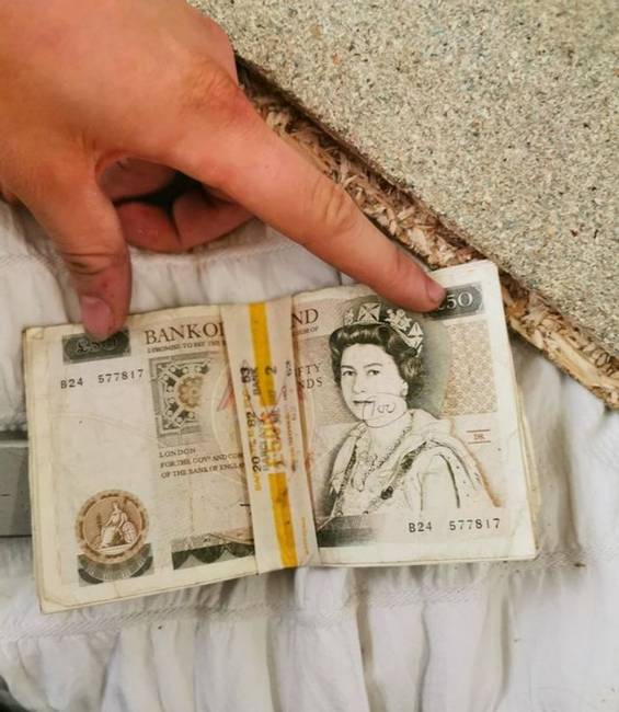 „Felújítottuk a házat, és 500 fontot találtunk a padláson, ragasztószalaggal becsomagolva."