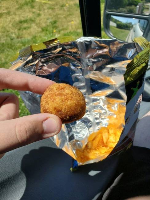 Valaki egy egész burgonyát talált a chipsében.
