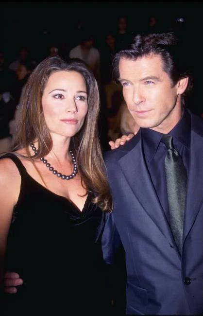 Pierce Brosnan és Keely Shaye Smith „A holnap markában” premierjén 1997-ben.