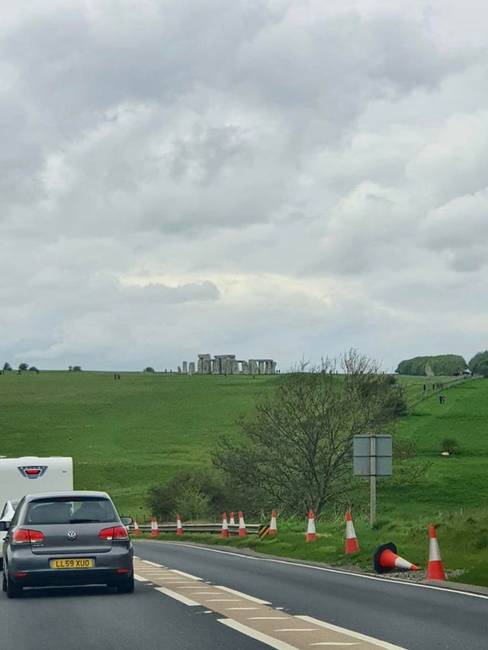 Ez pedig Stonehenge, csak a mellette futó autópályáról nézve.