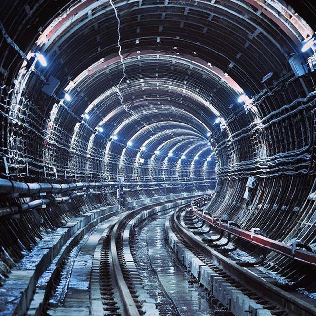 A szerelvények nélküli, kivilágított metróalagút olyan, mint egy űrhajó.