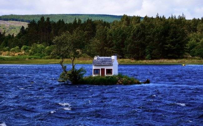 Ház a Loch Shin tavon, Skóciában.