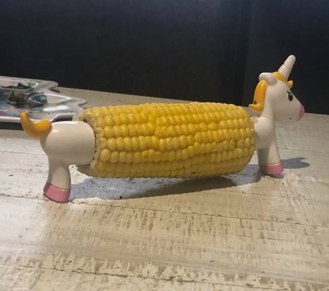 Egyszarvú alakú kukoricacső-tartó.