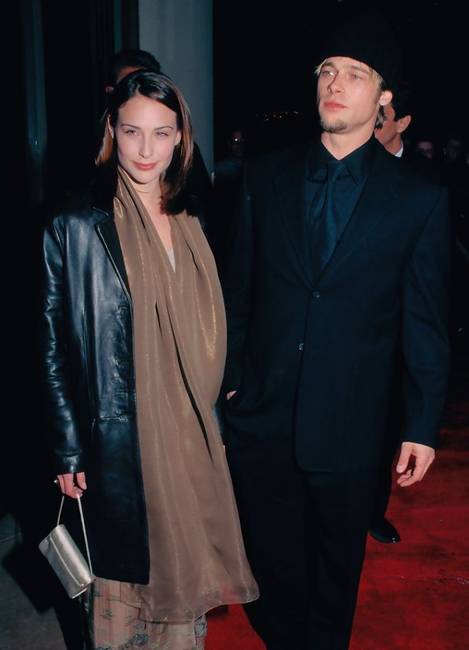 Így hát a napnál is világosabbá vált, hogy igen...Brad Pitt tényleg pofátlanul koppintja az éppen aktuális barátnője külsejét. Végezetül pedig jöjjön még néhány ezt bizonyító fénykép, a teljesség igénye és felesleges kommentár nélkül...😂